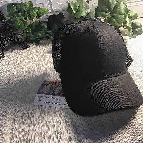 Source Unknown Accessories - Ladie’s Black pony tail cap